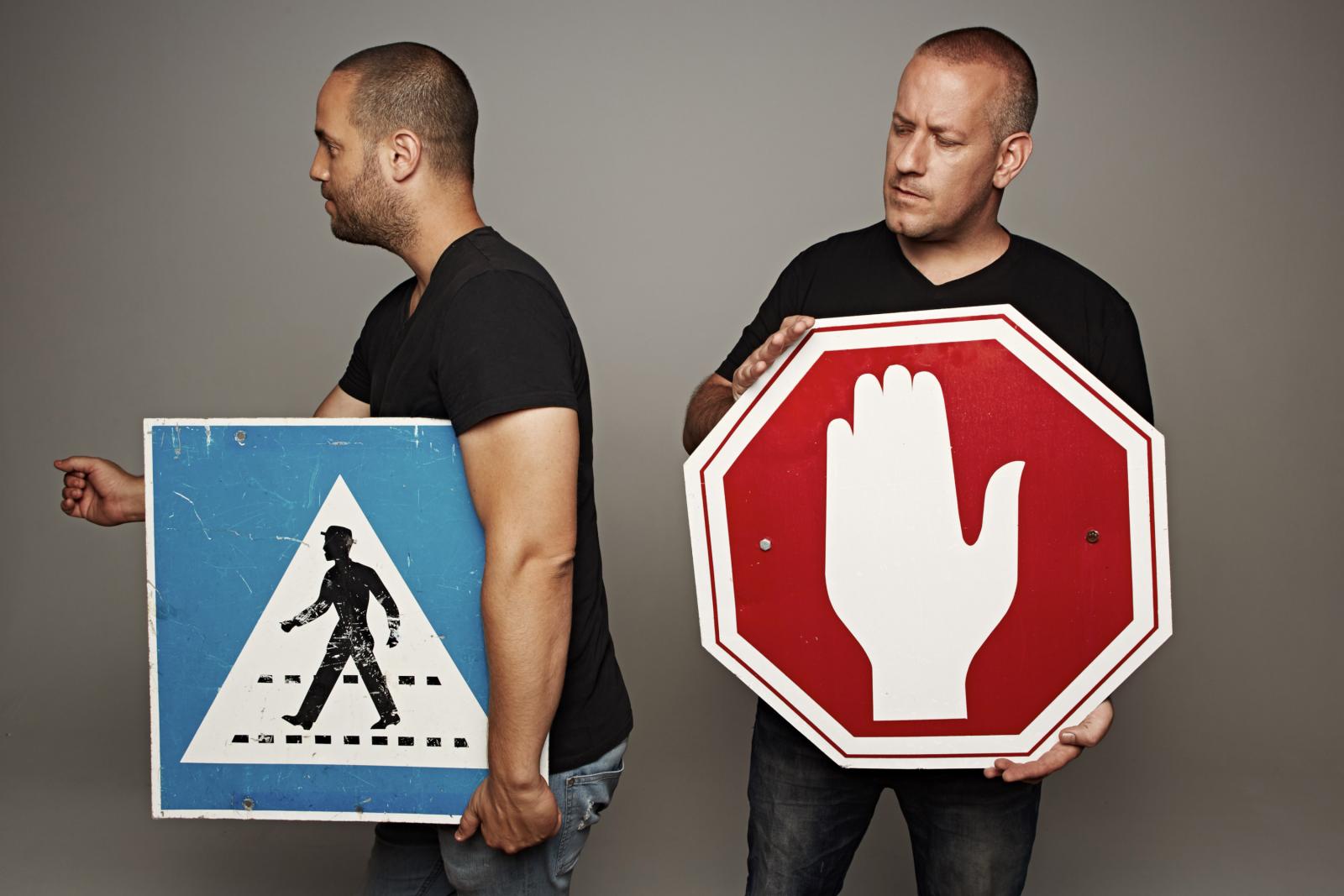 עצור! ימנים לפניך. פתחי וזמרי בעם ברדיו דרום (צילום: לירן מור)